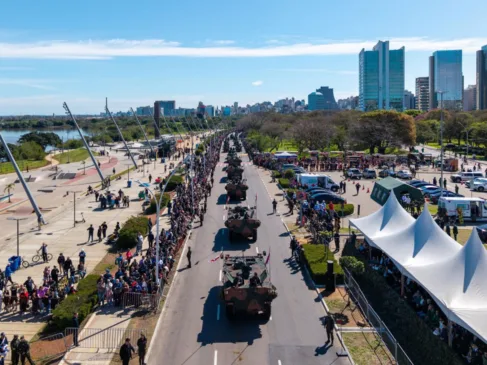 Público se distribuiu ao longo da avenida Edvaldo Pereira Paiva, junto à orla do Guaíba, para acompanhar o desfile. Crédito: Maurício Tonetto/Secom
