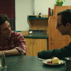 (Da esquerda para a direita) Jeremy Allen White como Bruce Springsteen e Jeremy Strong como Jon Landau em "Springsteen: Salve-me do Desconhecido", da 20th Century Studios. Crédito: 20th Century Studios – Todos os direitos reservados.