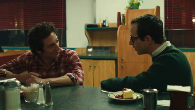(Da esquerda para a direita) Jeremy Allen White como Bruce Springsteen e Jeremy Strong como Jon Landau em "Springsteen: Salve-me do Desconhecido", da 20th Century Studios. Crédito: 20th Century Studios – Todos os direitos reservados.