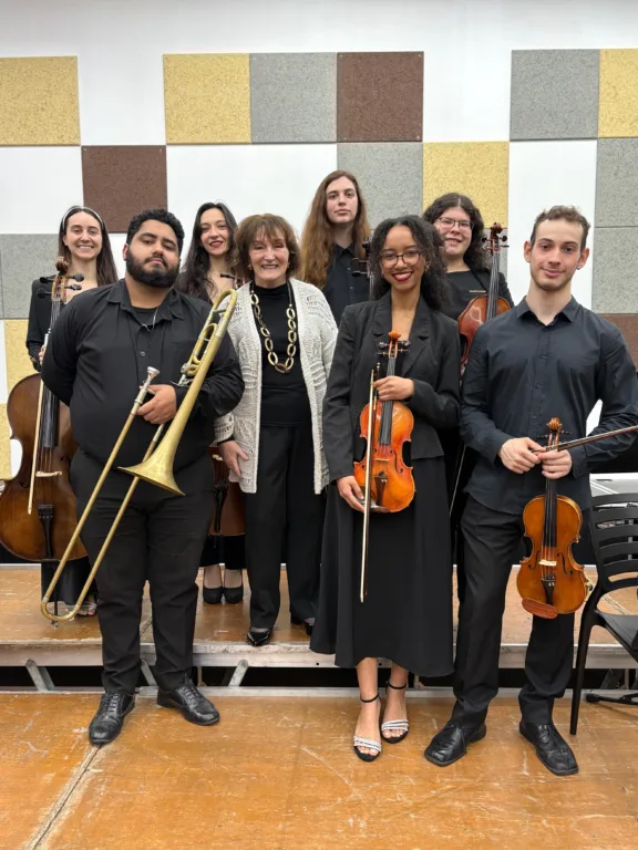 Jovens instrumentistas em formação na Escola de Música da Ospa terão a coordenação de Olinda Allessandrini (de branco) - Foto: Leonel Jaques / Divulgação BPE