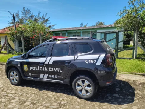 Mulher foi presa no bairro Magistério, no município de Balneário Pinhal. Crédito: Polícia Civil / Divulgação