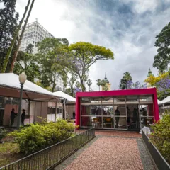 Bancas e estandes da 71ª edição da Feira do Livro de Porto Alegre. Crédito: Alex Rocha/PMPA