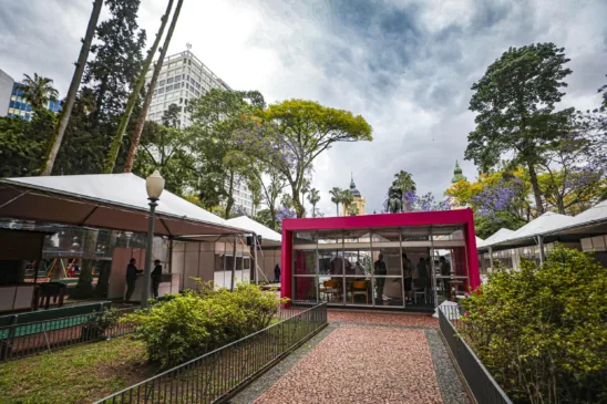 Bancas e estandes da 71ª edição da Feira do Livro de Porto Alegre. Crédito: Alex Rocha/PMPA