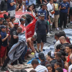 Dezenas de corpos são trazidos por moradores para a Praça São Lucas, na Penha, zona norte do Rio de Janeiro. Crédito: Tomaz Silva /Agência Brasil

