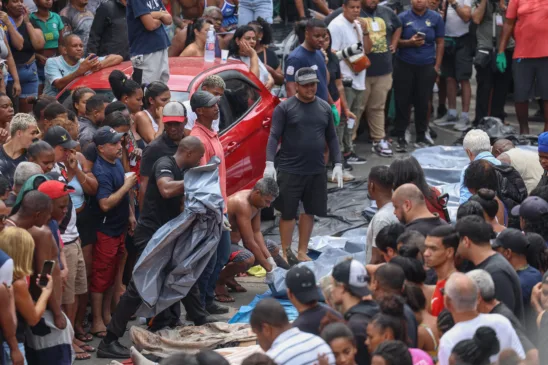 Dezenas de corpos são trazidos por moradores para a Praça São Lucas, na Penha, zona norte do Rio de Janeiro. Crédito: Tomaz Silva /Agência Brasil

