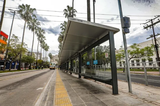 Porto Alegre, RS, 16/10/2025 | Instalação dos novos abrigos de passageiros na avenida Osvaldo Aranha. Foto: Alex Rocha/PMPA