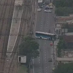 Ônibus atravessado bloqueia rua no Rio de Janeiro. Crédito: reprodução / TV Globo