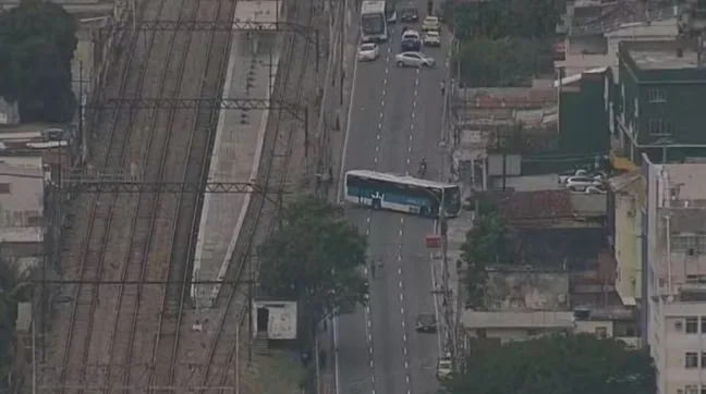 Ônibus atravessado bloqueia rua no Rio de Janeiro. Crédito: reprodução / TV Globo