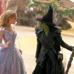 Da esquerda para a direita: Ariana Grande interpreta "Glinda" e 
Cynthia Erivo interpreta "Elphaba". Crédito: Universal Pictures