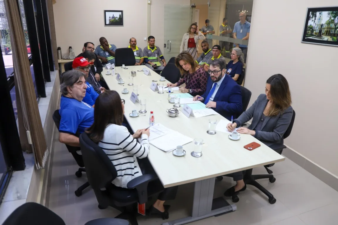 Sessão de mediação conduzida pelo desembargador Alexandre Corrêa da Cruz. Crédito: Eduardo Matos / Secom, TRT-RS Sessão de mediação conduzida pelo desembargador Alexandre Corrêa da Cruz. Crédito: Eduardo Matos / Secom, TRT-RS