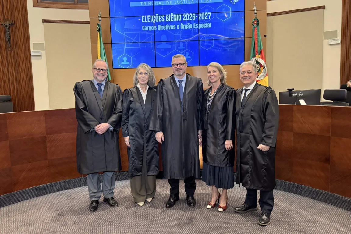 Des. Cláudio, Desa. Rosane, Presidente Eduardo Uhlein, Desa. Ana Paula e Des. Ricardo. Crédito: Eduardo Nichele / TJ-RS Des. Cláudio, Desa. Rosane, Presidente Eduardo Uhlein, Desa. Ana Paula e Des. Ricardo. Crédito: Eduardo Nichele / TJ-RS