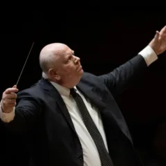 Manfredo Schmiedt rege as apresentações de aniversário da Orquestra, que contam com o Coro Sinfônico e o grupo Martelo - Foto: Daisson Flach / Ospa