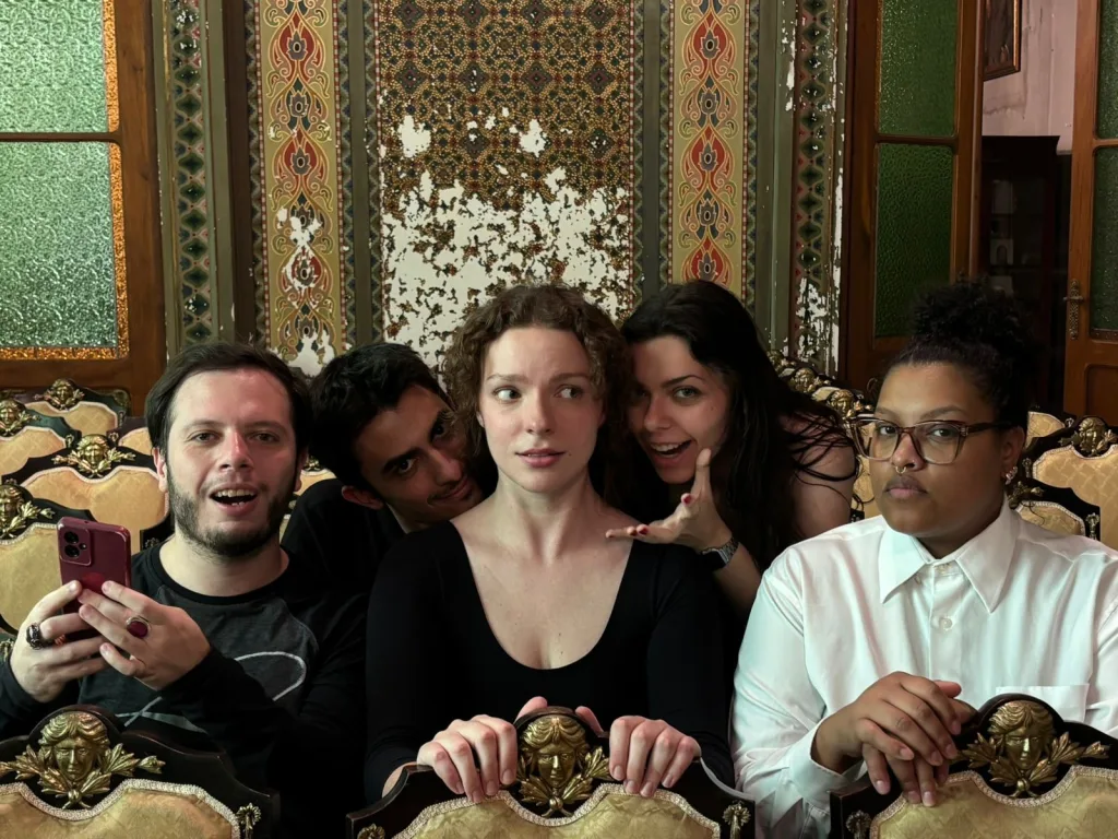 A apresentação é conduzida por estudantes do curso de Bacharelado em Teatro da UFRGS e utiliza a Biblioteca como cenário vivo - Foto: Jean Bond Vanin Divulgação / BPE