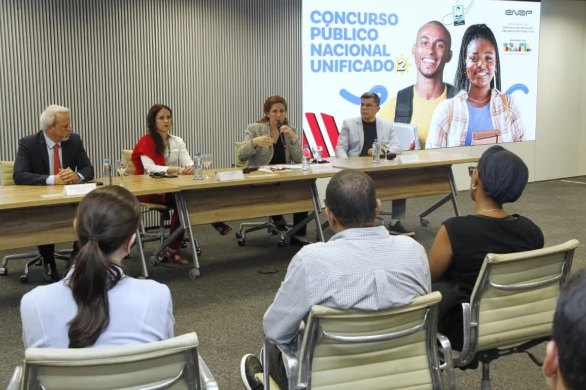 Coletiva reúne a ministra Esther Dweck e equipes responsáveis pela operação do CNU 2. Foto: Adalberto Marques / MGI/ Governo Federal Coletiva reúne a ministra Esther Dweck e equipes responsáveis pela operação do CNU 2. Foto: Adalberto Marques / MGI/ Governo Federal