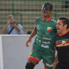 Nonato pula e vibra ao lado do chamador da Agafuc, Matheus Benelli, depois de marcar um gol. Fotos: Renan Cacioli/ CBDV.
