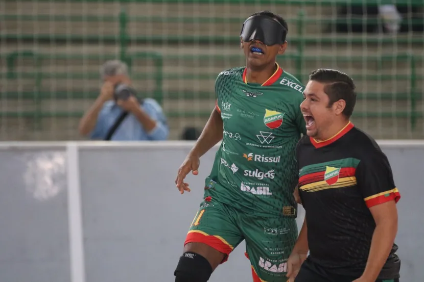 Nonato pula e vibra ao lado do chamador da Agafuc, Matheus Benelli, depois de marcar um gol. Fotos: Renan Cacioli/ CBDV.
