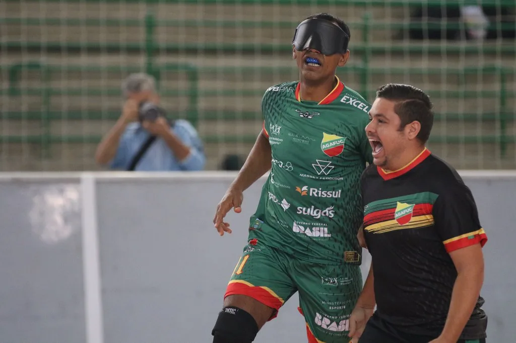 Nonato pula e vibra ao lado do chamador da Agafuc, Matheus Benelli, depois de marcar um gol. Fotos: Renan Cacioli/ CBDV.
Nonato pula e vibra ao lado do chamador da Agafuc, Matheus Benelli, depois de marcar um gol. Fotos: Renan Cacioli/ CBDV.