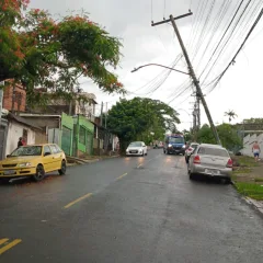 A EPTC orienta desvio em raz&atilde;o de risco de queda de poste de energia na rua Humberto de Campos, 674, no Partenon; Foto: X / EPTC