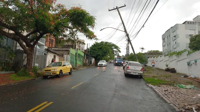 A EPTC orienta desvio em razão de risco de queda de poste de energia na rua Humberto de Campos, 674, no Partenon; Foto: X / EPTC