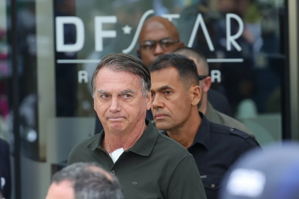Brasília (DF) 14/09/2025 | O ex-presidente Jair Bolsonaro, acompanhado de seu filho, Jair Renan, deixa hospital sob forte esquema de segurança, após passar pro procedimentos. Crédito: Fabio Rodrigues-Pozzebom/ Agência Brasil Brasília (DF) 14/09/2025 | O ex-presidente Jair Bolsonaro, acompanhado de seu filho, Jair Renan, deixa hospital sob forte esquema de segurança, após passar pro procedimentos. Crédito: Fabio Rodrigues-Pozzebom/ Agência Brasil