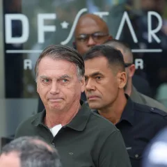 Bras&iacute;lia (DF) 14/09/2025 | O ex-presidente Jair Bolsonaro, acompanhado de seu filho, Jair Renan, deixa hospital sob forte esquema de seguran&ccedil;a, ap&oacute;s passar pro procedimentos. Cr&eacute;dito: Fabio Rodrigues-Pozzebom/ Ag&ecirc;ncia Brasil  
