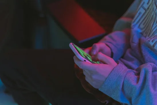 Crédito: <strong><a href="https://www.pexels.com/pt-br/foto/maos-smartphone-celular-telefone-celular-6968834/">Ivan S / Pexels</a></strong>