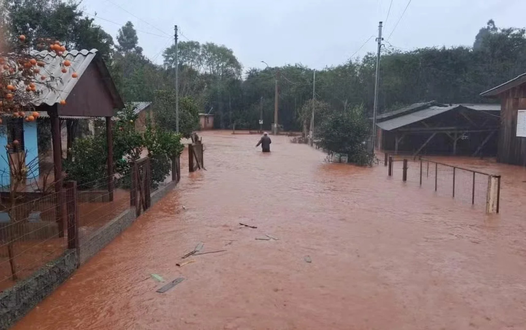 Ao menos 19 cidades registram danos após chuva de até 140 mm no RS